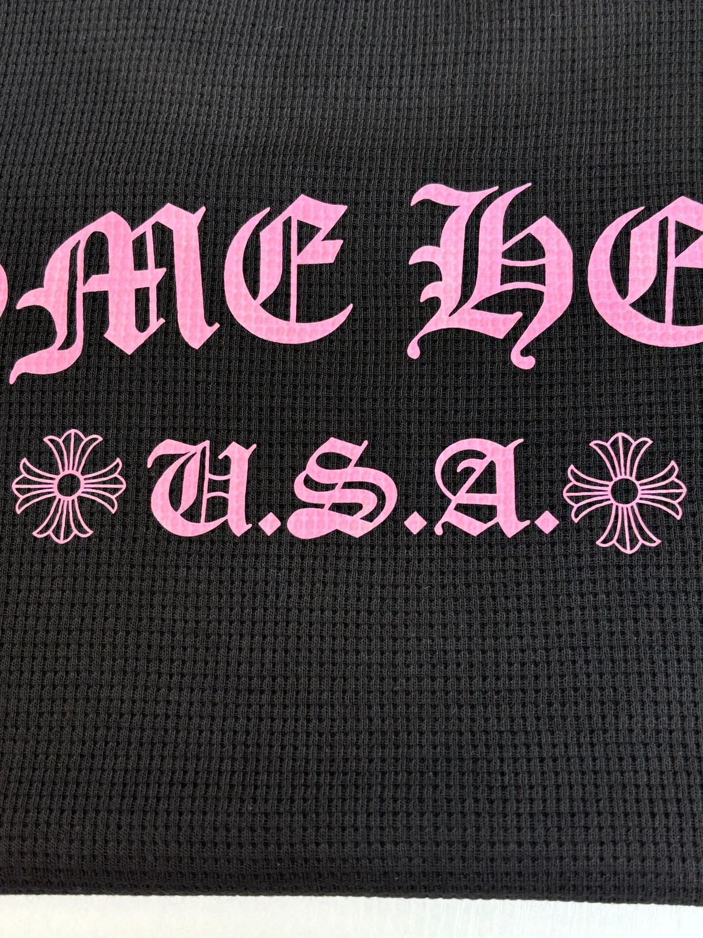 P330 Chrome Heart*/Chrome Heart USA limited CH black pink waffle. The fabric is made of 280g cotton waffle double-layer material. The printing is made of high-temperature heat transfer for garments. The embroidery is made of imported Tajima embroidery. Size: S/M/L